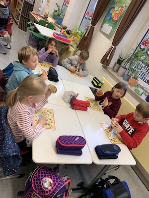 Kinder teilen Wecken 1