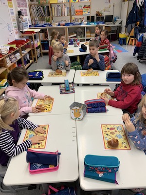 Kinder teilen Wecken 2