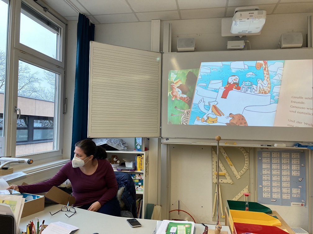 Giraffe und Pinguin werden Freunde