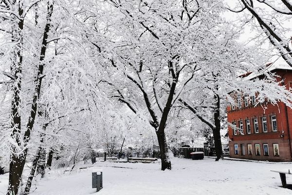 schulhof schnee 2